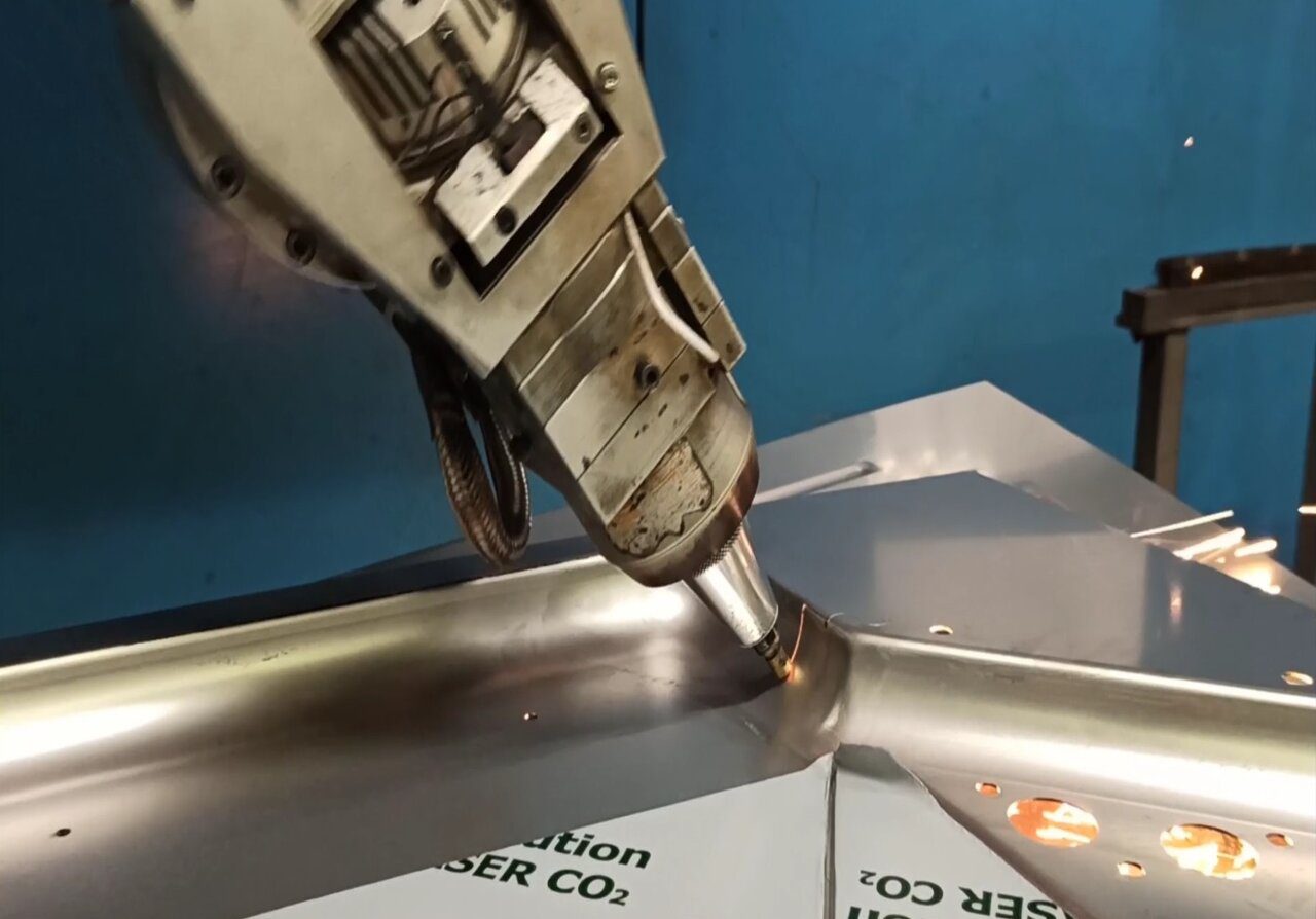 Have you ever seen a 3D laser cutting system so close?